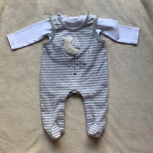 Mud pie 0-3 month white and grey striped footie